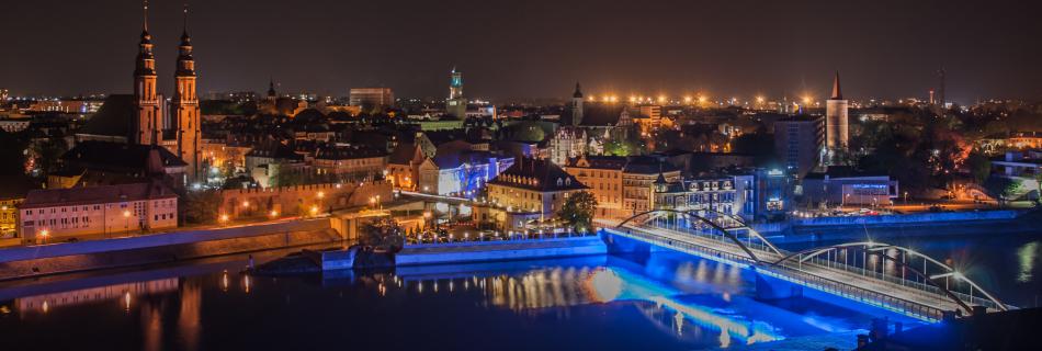 Panorama starego miasta Opola nocą. Na zdjęciu widoczne wizytówki Opola takie jakie jak Katedra Opolska, Ratusz czy Wieża Piastowska.