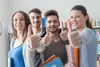Studentki i studenci podnoszą kciuki do góry